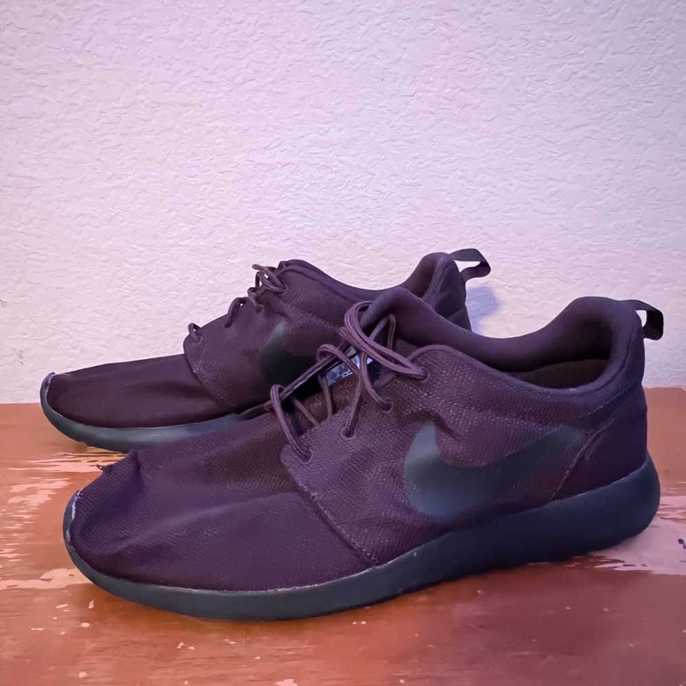 Roshe 1 - Colors: burgundy/maroon and black